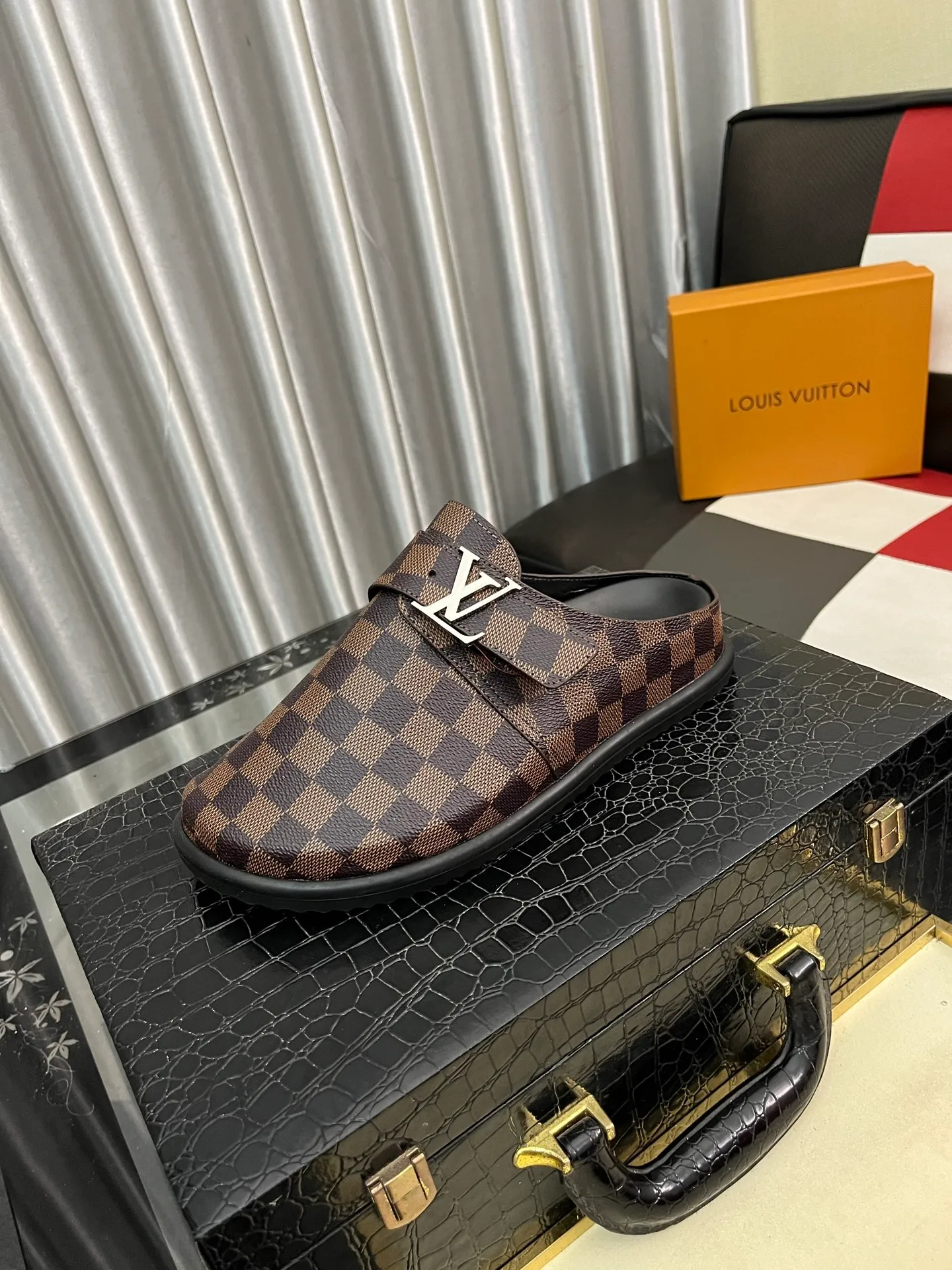 Men's shoes 💰380⌚️⌚️2025 new men's casual sandals and slippers, made of suede cow leather, with Monogram pattern to highlight the trendy style. Adjustable straps illuminated with LV letters, while a resilient insole and micro outsole provide lightweight comfort. Made of suede cow leather with embossed Monogram pattern and brand element metal hardware✅Adjustable straps➕Tough insole‼ ️Micro outsole. Comfortable and easy to wear‼ ️size: 38-443️⃣Colors available